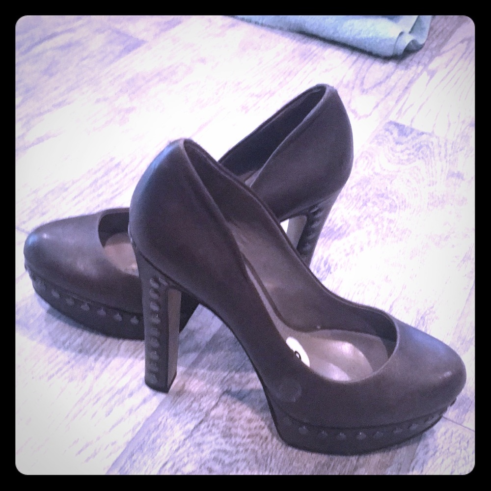 Vince Camuto size 8 gray heels